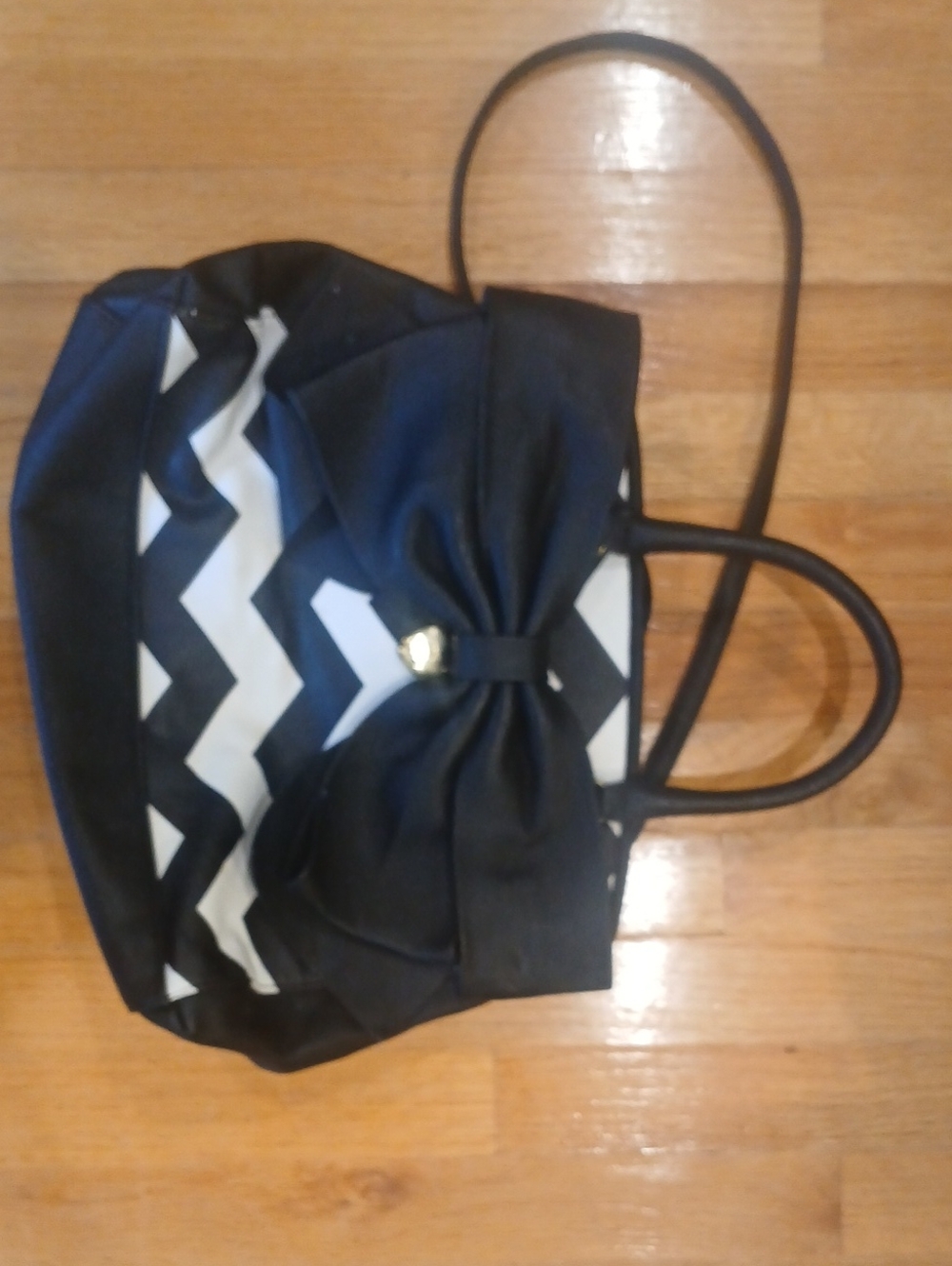 Betsey Johnson Black White Chevron Bow Crossbody Bag Gold Hardware